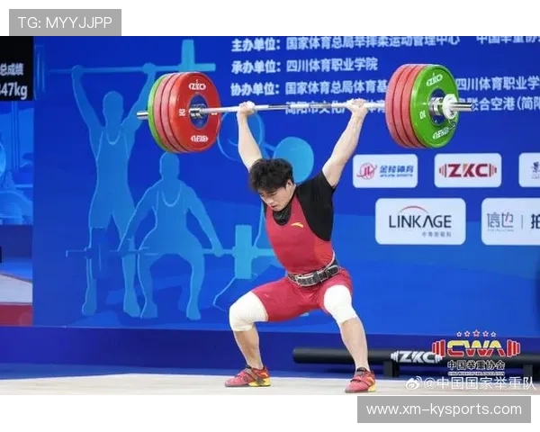 中国青年举重运动员在国际赛场夺银 中国青年举重运动员在国际赛场夺银